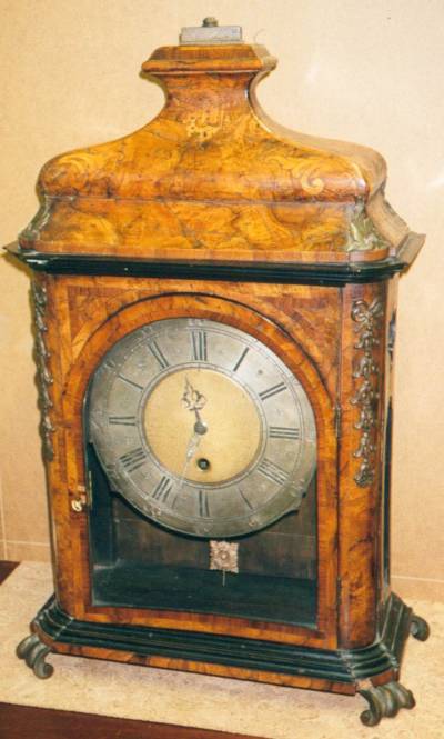 Quarter chiming mantel clock